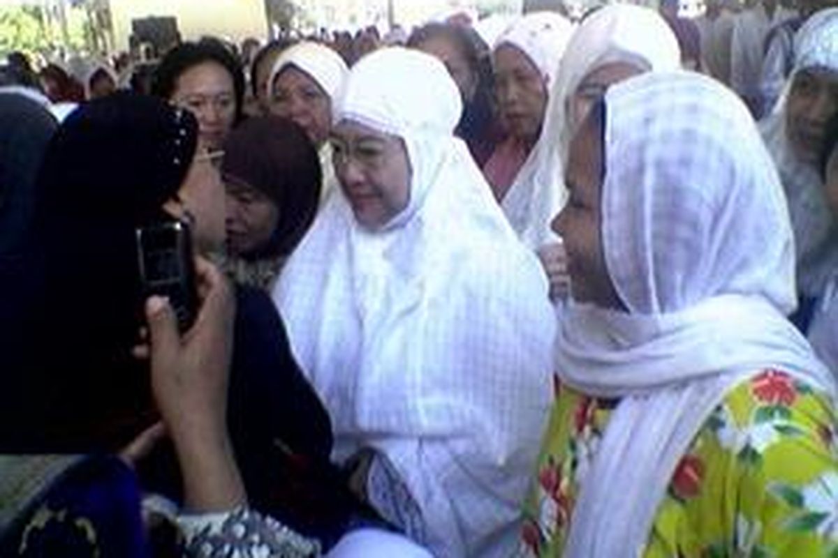 Ketua Umum PDIP Megawati Soekarnoputri diserbu ibu-ibu usai melaksanakan Shalat Ied di lapangan parkir Kantor DPP PDIP di kawasan Lenteng Agung, Rabu (1/10). Para ibu ingin menyampaikan ucapan kepada Mega. 