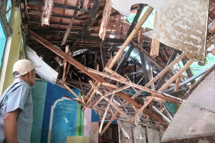 Kondisi bangunan SDN Tanjungsari 3, Sukaluyu, Kabupaten Cianjur, Jawa Barat yang ambruk, Jumat (15/12/2023) akibat lama tak diperbaiki.