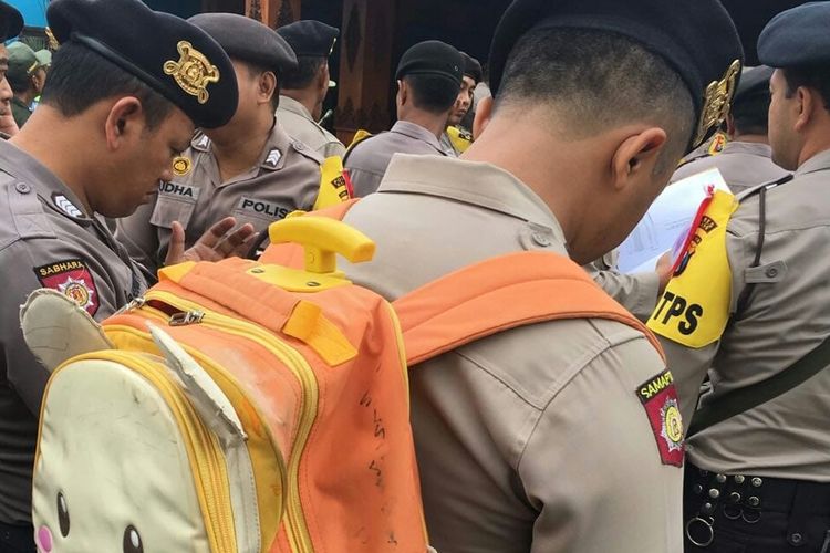Brigadir Dharma Budi Kusuma yang memakai tas anaknya saat apel pengamanan Pilkada 2018 di Kecamatan Pakis, Kabupaten Malang, Selasa (26/6/2018)