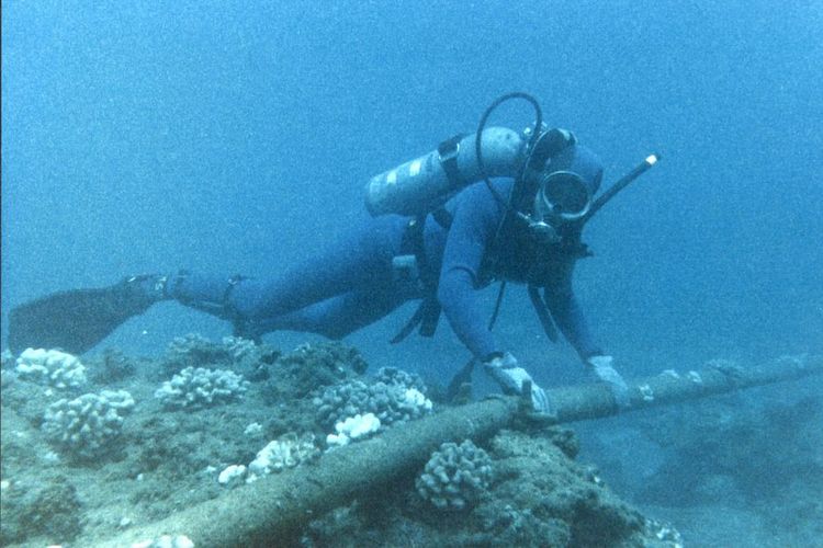 Ilustrasi kabel internet bawah laut.