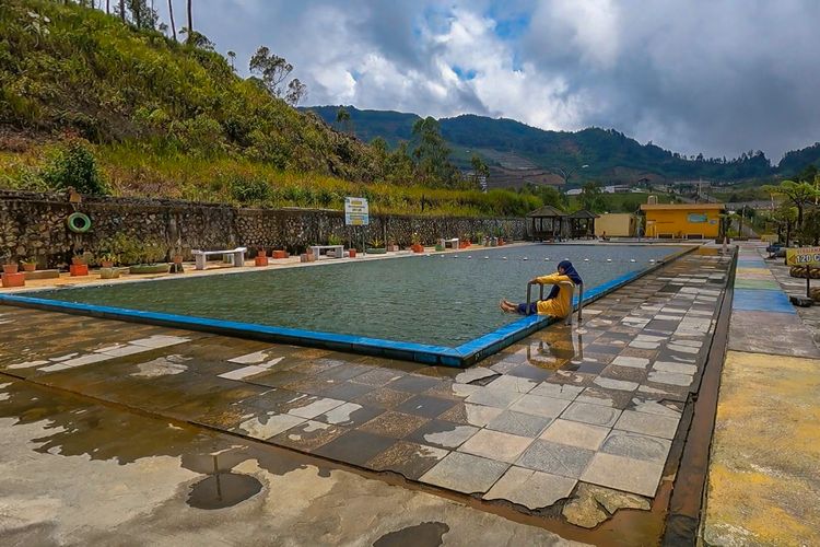 Kolam renang air panas di D'Qiano Spring Waterpark Dieng.