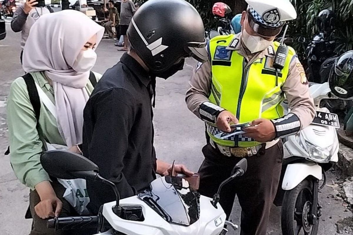 Salah satu pemotor yang terjaring razia Operasi Patuh Jaya 2023 karena kedapatan tak menggunakan helm saat melalui Jalan Wijaya 1, Kebayoran Baru, Jakarta Selatan, Senin (11/7/2023). 