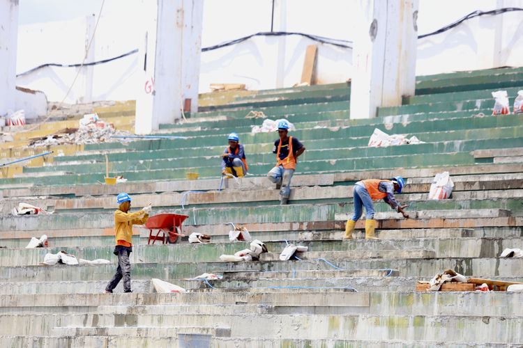 Suasana Stadion Harapan Bangsa di Banda Aceh yang sedang direnovasi untuk persiapan Pekan Olahraga Nasional 2024, Selasa (26/3/2024).