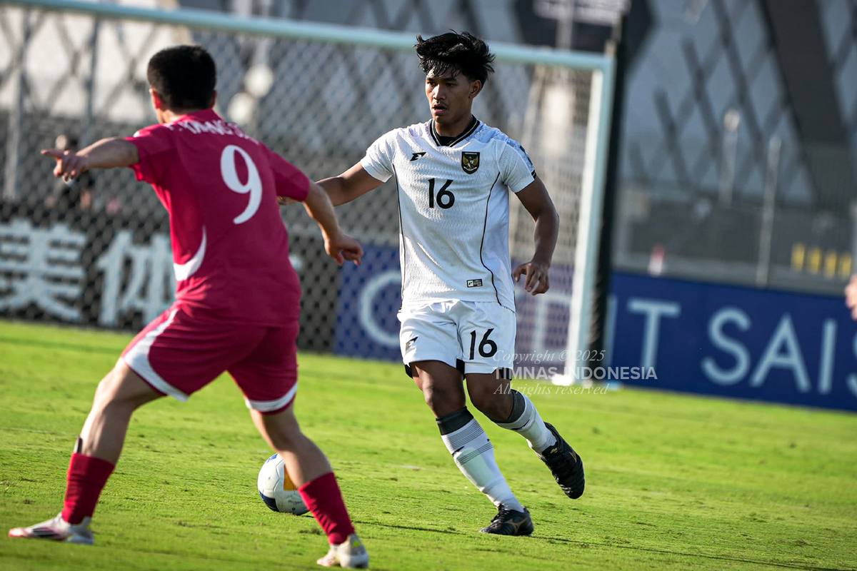 Aksi Muhamad Al Gazani pada duel perempat final Piala Asia U17 2025 Timnas U17 Indonesia vs Korea Utara digelar di King Abdullah Sports City Hall Stadium, Jeddah, Senin (14/4/2025). 