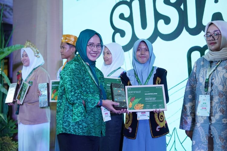 Penyerahan piala dan sertifikat dari Head of Sustainable Environment Unilever Indonesia Foundation Maya Tamimi kepada pemenang ASRI Awards 2025