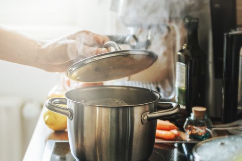Bagaimana Cara Membersihkan Cipratan Minyak Goreng pada Alat Dapur?