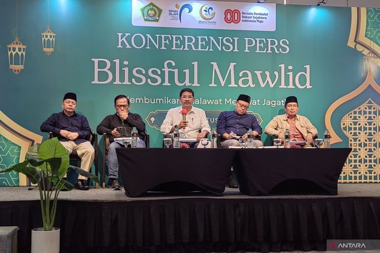 Direktur Jenderal Bimbingan Masyarakat Islam Kemenag Abu Rokhmad (tengah) saat memimpin konferensi pers penyelenggaraan Blissful Mawlid 1447 Hijriah di Jakarta, Jumat (22/8/2025).