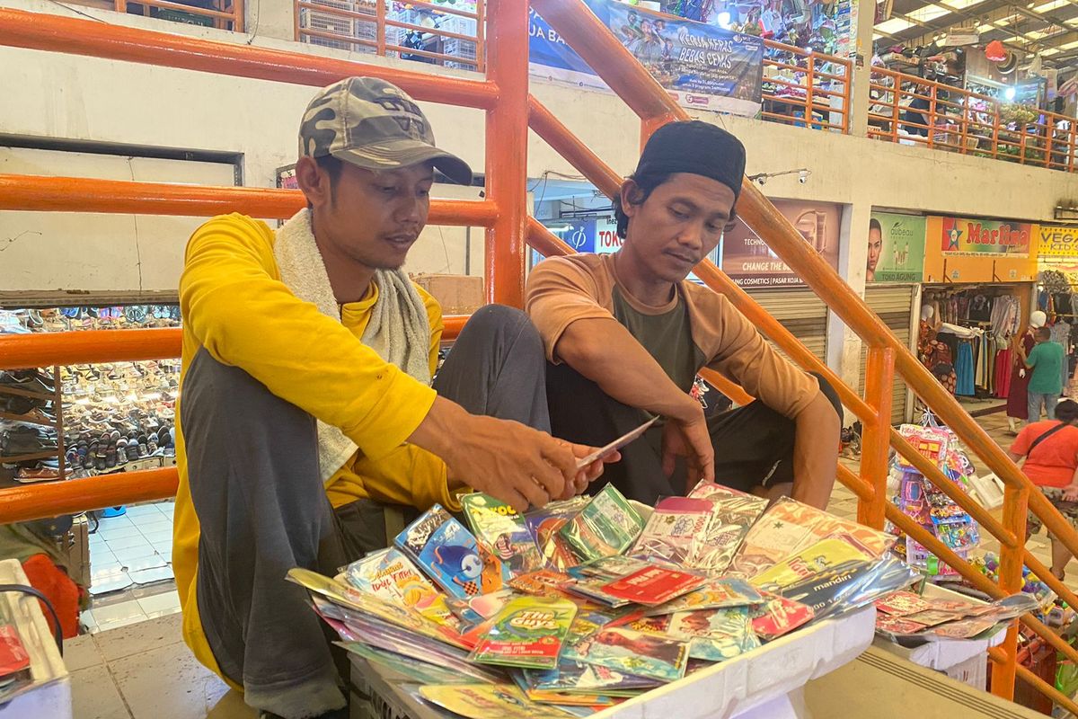 Dua penjual amplop Lebaran, Alek (37) dan Ricki (36), saat ditemui di Pasar Koja Baru, Jakarta Utara, pada Kamis (20/4/2023).
