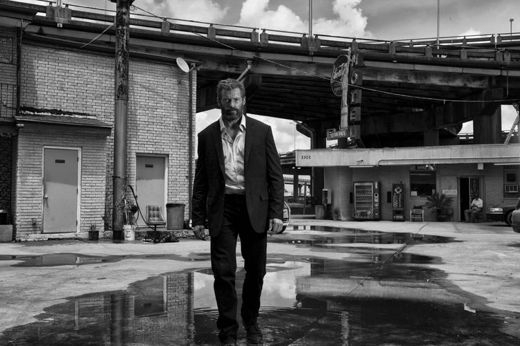 Hugh Jackman berperan sebagai Logan dalam film Logan