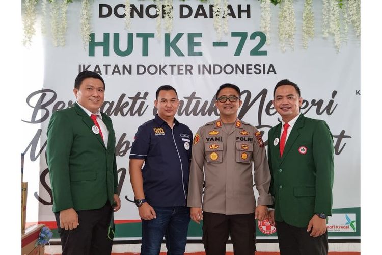 Ketua Panitia HUT ke-72 IDI di Ketapang dr Simon Yosonegoro Liem, SpMK, CEO Hanafi Kreasi Group Sheavtiyan, SSi, Kapolres Ketapang AKBP Yani Permana, SIK, MH dan Ketua IDI Cabang Ketapang dr Juhendro, SpPD. 

