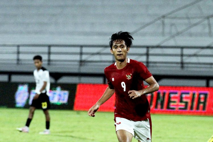 Pemain Timnas Indonesia Hanis Sagara saat ujicoba melawan Timor Leste dalam rangka FIFA Matchday yang berakhir dengan skor 4-1 di Stadion Kapten I Wayan Dipta Gianyar, Kamis (27/1/2022) malam.