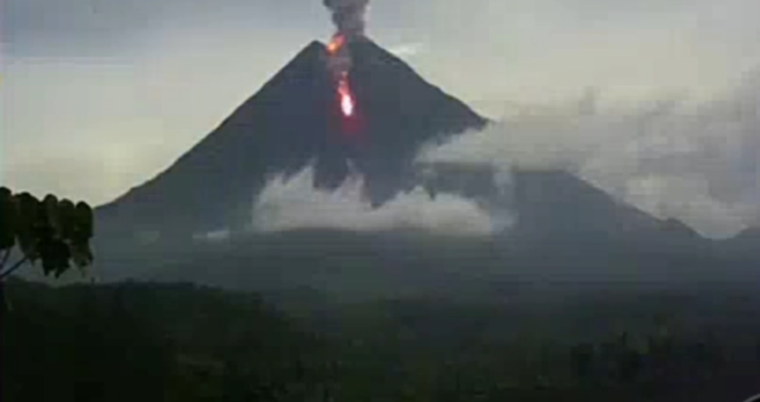 Rabu Malam, Gunung Semeru Semburkan Guguran Lava Pijar Sejauh 2,5 Kilometer 