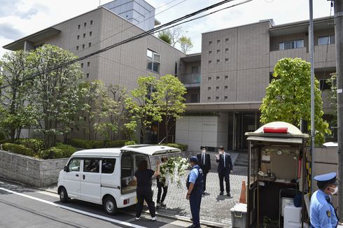 Japan Mourns as Body of Assassinated PM Abe Returns to Tokyo