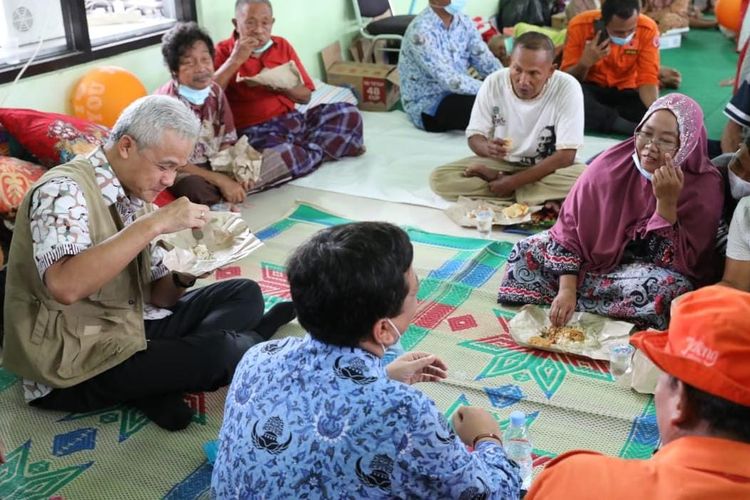Gubernur Jateng Ganjar Pranowo makan siang bersama pengungsi banjir di Pekalongan di Aula Kecamatan Pekalongan Barat, Kota Pekalongan, Rabu (17/2/2021). 