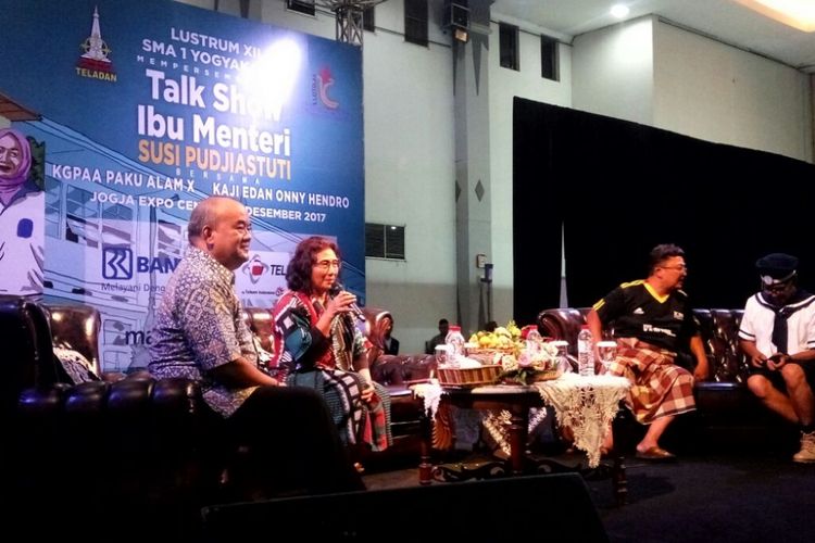Menteri Kelautan dan Perikanan, Susi Pudjiastuti saat menjadi pembicara di acara talk show dalam rangkaian Lustrum XII SMAN 1 Yogyakarta. 