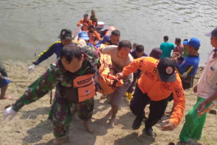 Proses evakuasi jasad FAS (13), bocah asal Desa Tebon, Kecamatan Padangan, Kabupaten Bojonegoro, Jawa Timur, yang ditemukan tewas tenggelam di sungai bengawan solo.