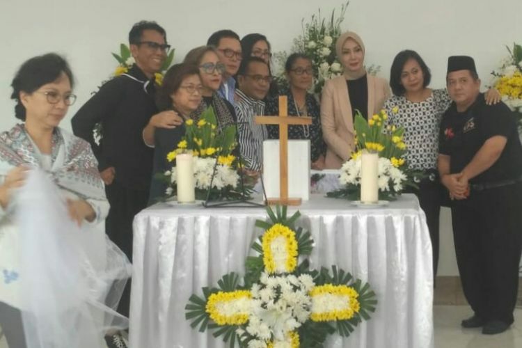 Para kerabat dan rekan mendiang Robby Tumewu berfoto bersama di depan jenazah Robby di Rumah Duka Oasis Lestari, Jatake, Bitung, Tangerang, Banten, Senin (14/1/2019).