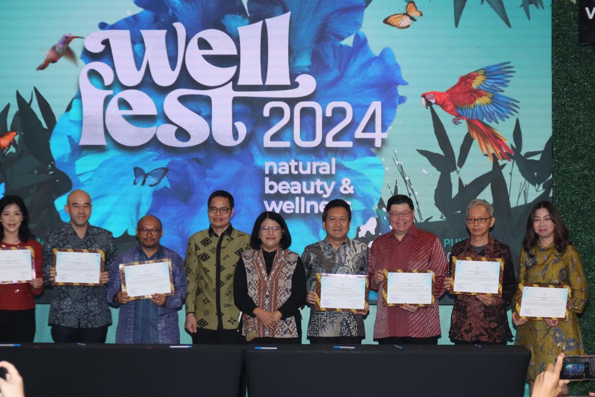 Penandatanganan komitmen orangtua asuh industri obat bahan alam dan kosmetik yang akan memberikan pendampingan kepada UMKM di acara Wellfest 2024 (2/8/2024). 
