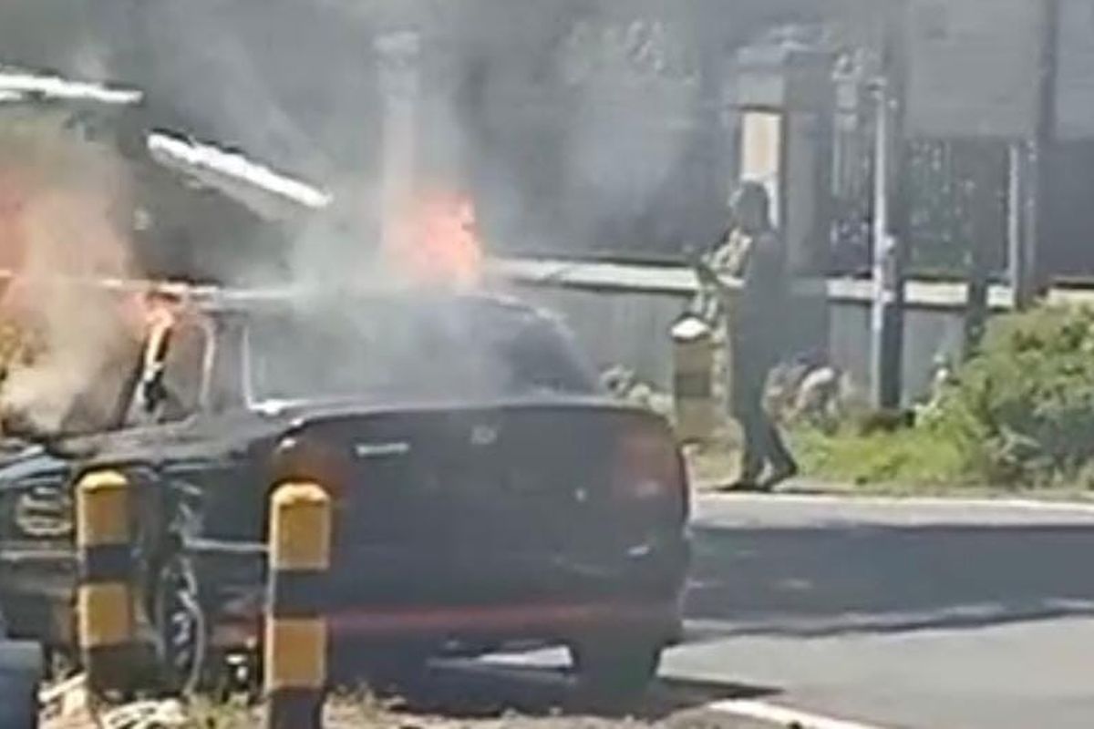 Sedan terbakar di Banyuwangi, pengemudi lompat untuk selamatkan diri. 