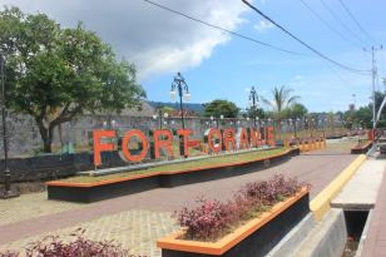 Benteng Oranje di Kota Ternate, terlihat berbeda. Benteng bersejarah yang dulunya tampak tak terurus dengan banyaknya pedagang kaki lima (PKL) di sepanjang depan benteng, kini ditata kembali oleh Pemerintah Kota (Pemkot) Ternate, Maluku Utara (Malut). Di bagian depan benteng dibangun taman dan baru saja dirampungkan pekerjaannya, Maret 2015.