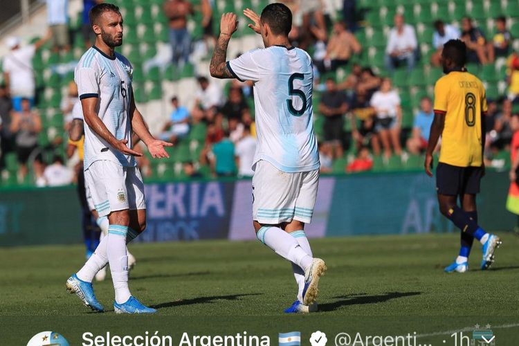 Pemain Argentina, Leandro Paredes dan German Pezzella merayakan gol kontra Ekuador di di Stadion Manuel Martinez Valero, Minggu (13/10/2019).