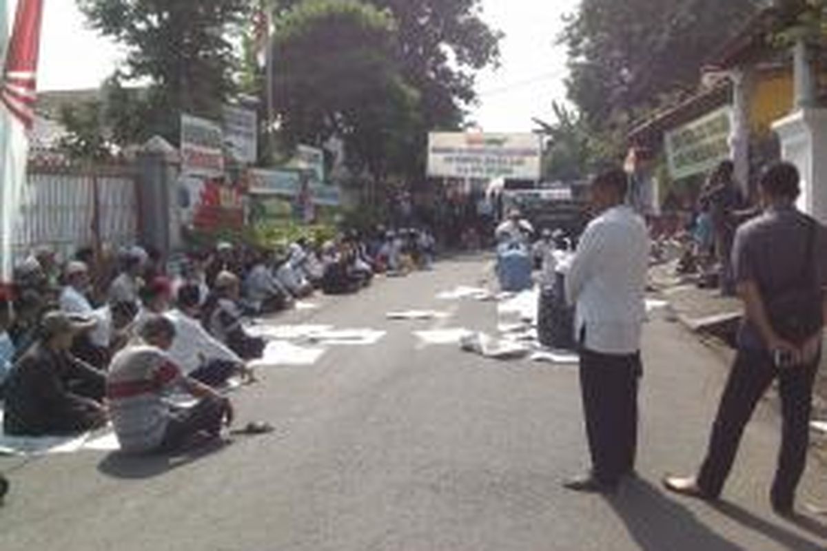 Sekitar 100 warga yang merupakan warga Kelurahan Lenteng Agung melakukan demonstrasi di depan Kantor Lurah Lenteng Agung. Mereka merasa kerja keras mereka selama 2 bulan dalam permintaan penggantian Lurah, Jakarta, Rabu (28/8/2013).