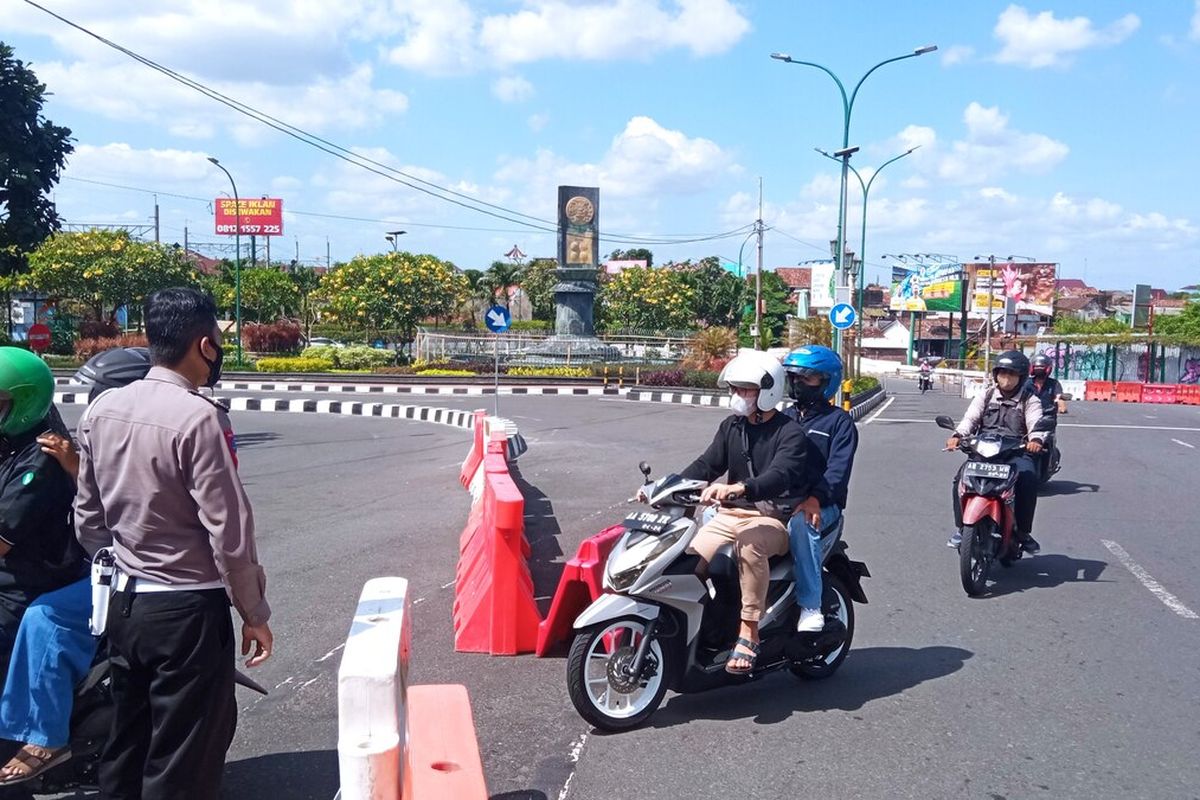 Suasana Malioboro terlihat sepi, penyekatan dilakukan oleh Pemkot Yogyakarta untuk mencegah warga nongkrong di sekitaran Malioboro, Senin (5/7/2021)