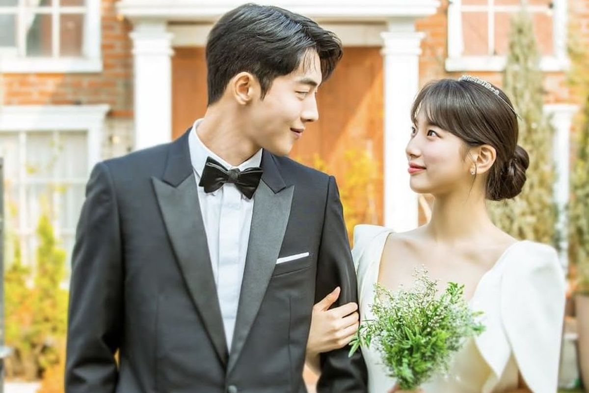 Seo Dalmi yang diperankan oleh Bae Suzy (kanan) mengenakan gaun putih sederhana pada scene pernikahan. Diketahui harga gaun tersebut berkisar Rp 25 juta.