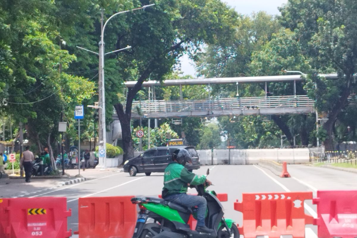 Jalan Medan Merdeka Barat, Gambir, Jakarta Pusat ditutup jelang demo mahasiswa, Senin (12/2/2024).
