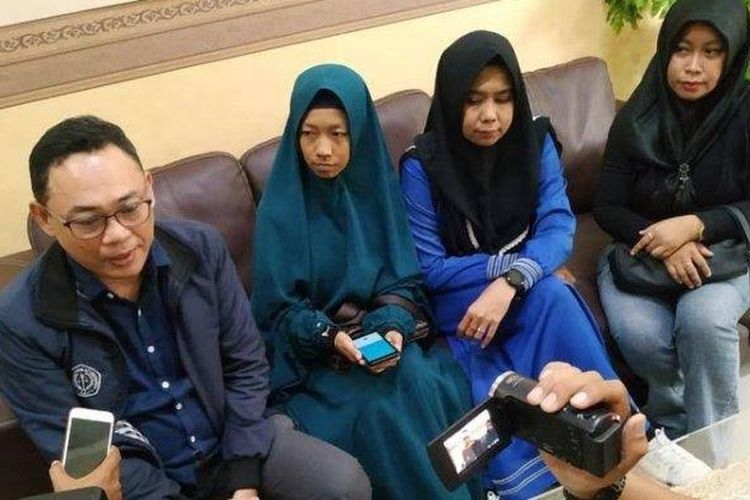 Deni Aminuddin (kiri) bersama para wali tersangka usai membuat laporan di Polda Kalbar, Sabtu (13/4/2019)