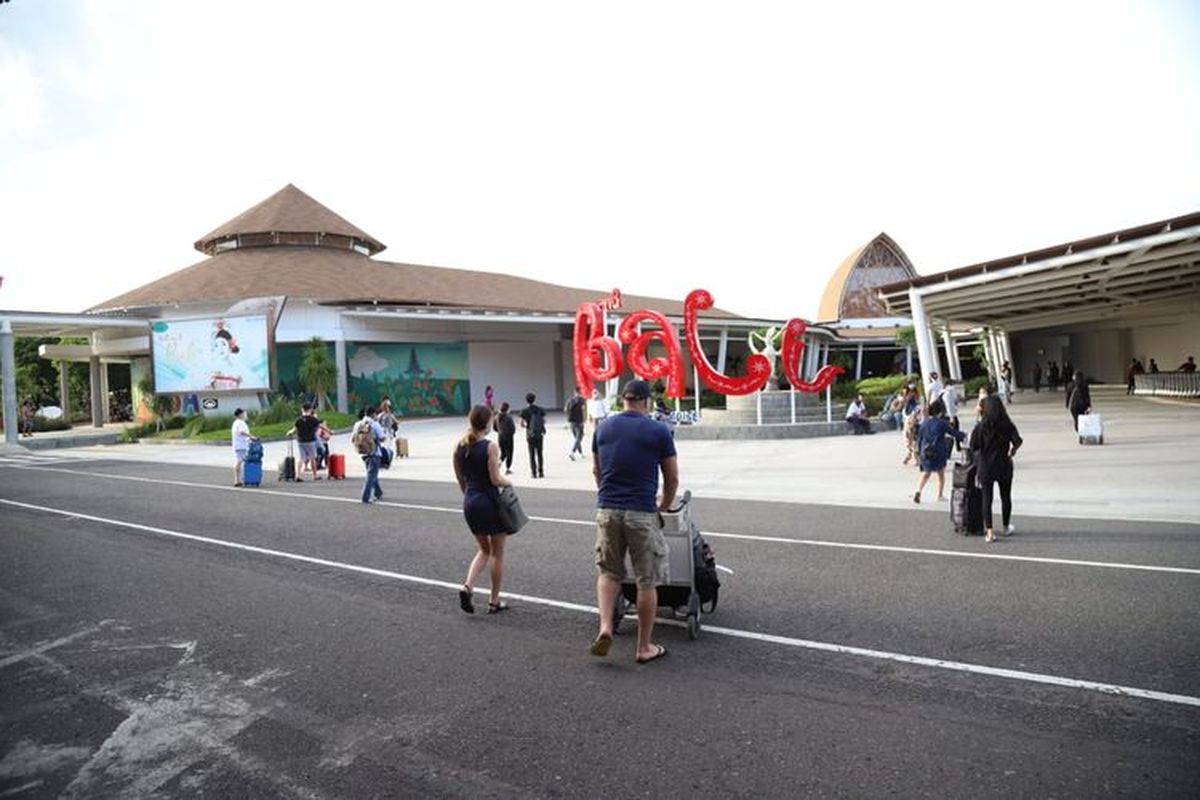 Kedatangan penumpang di Bandara Internasional I Gusti Ngurah Rai Bali