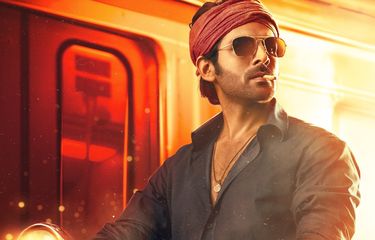 Kartik Aaryan dalam poster film Shehzada (2023)