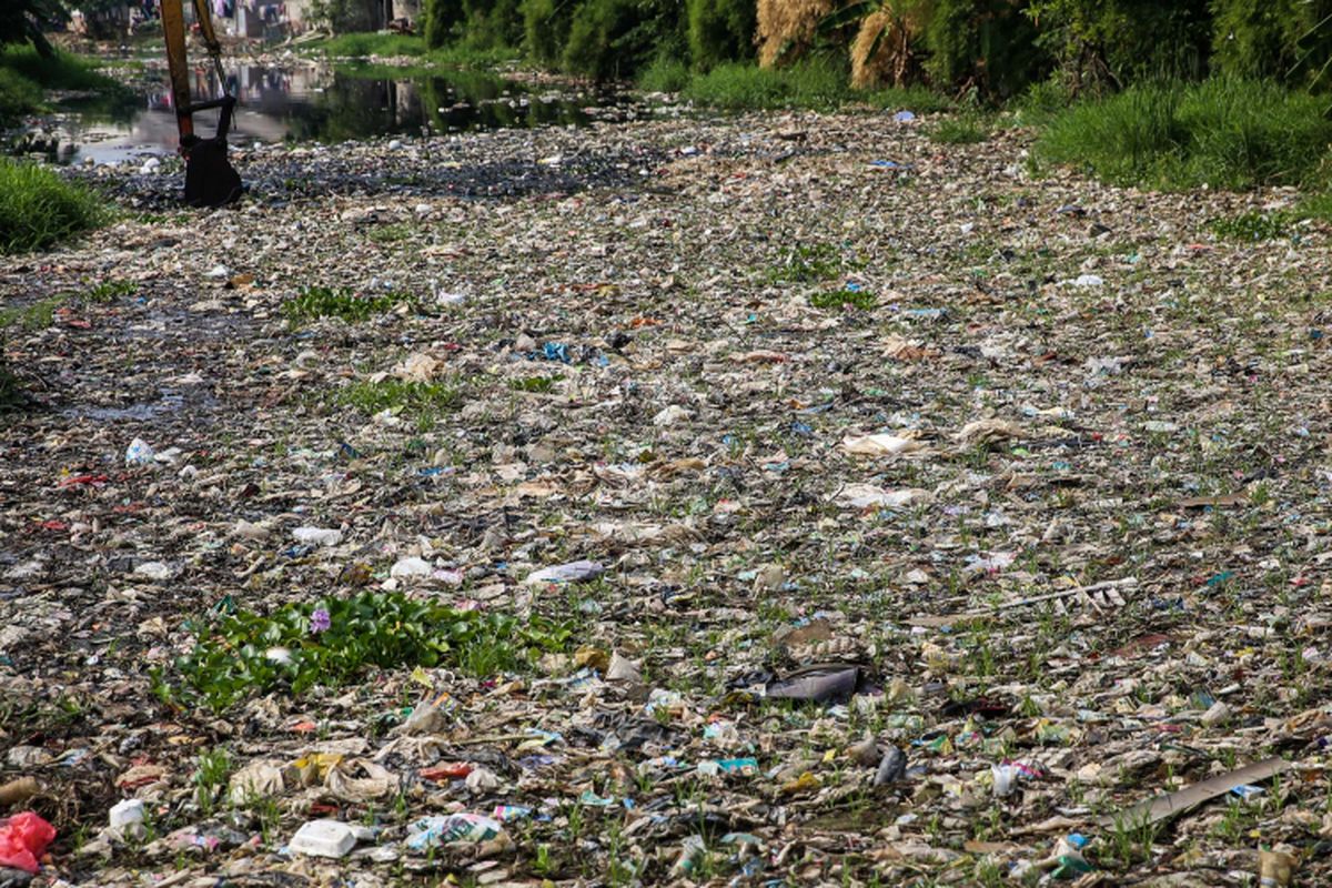 Sampah yang didominasi plastik memenuhi sepanjang Kali Pisang Batu, Desa Pahlawan Setia, Kecamatan Tarumajaya, Kabupaten Bekasi, Jawa Barat, Selasa (8/1/2019). Sampah yang memenuhi Kali Pisang Batu hingga sepanjang 1,5 kilometer berasal dari Kali Bekasi yang melewati Kota Bekasi. Sampah muncul pasca normalisasi dilakukan pada Desember 2018. Sebelumnya, kali hanya dipenuhi lumpur dan eceng gondok.