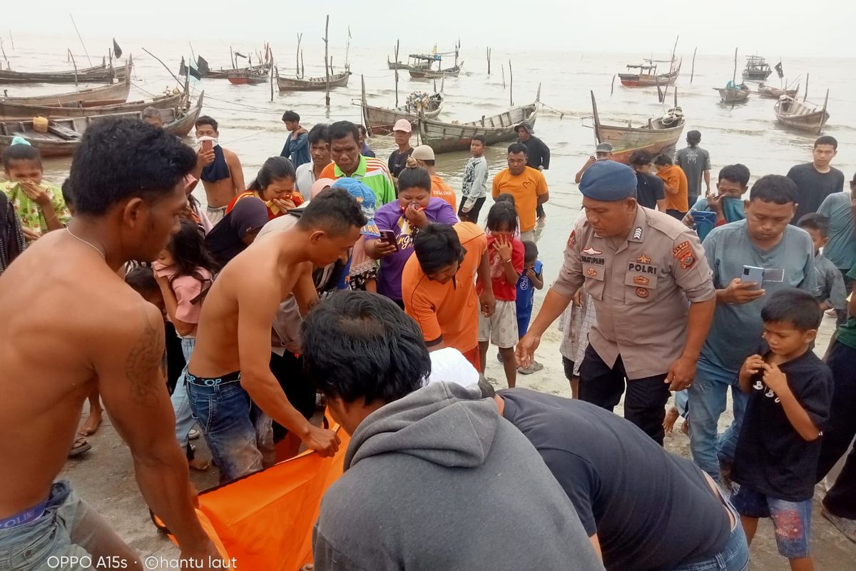  Warga bersama polisi mengevakuasi jenazah nelayan bernama Angga yang tewas tersambar petir di Perairan Sergai, Sumut, Sabtu (22/3/2025)
