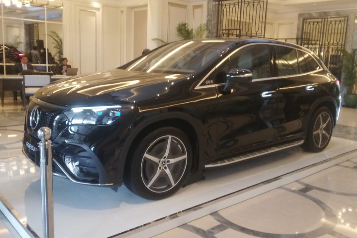 Mercedes-Benz Indonesia resmi meluncurkan mobil listrik Mercy EQE SUV