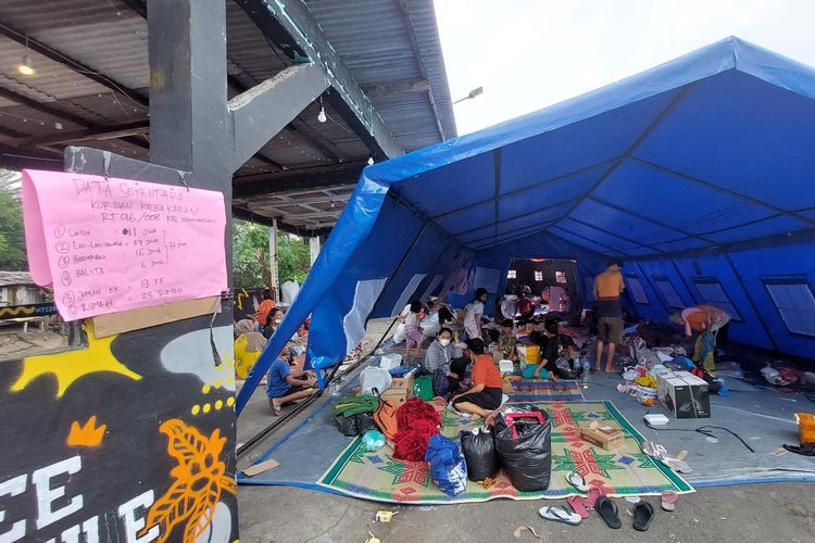 Warga korban kebakaran di pinggir Kali Inspeksi Grogol,  Kemanggisan, telah mengungsi di posko pengungsian sejak Jumat (25/3/2022) dini hari.