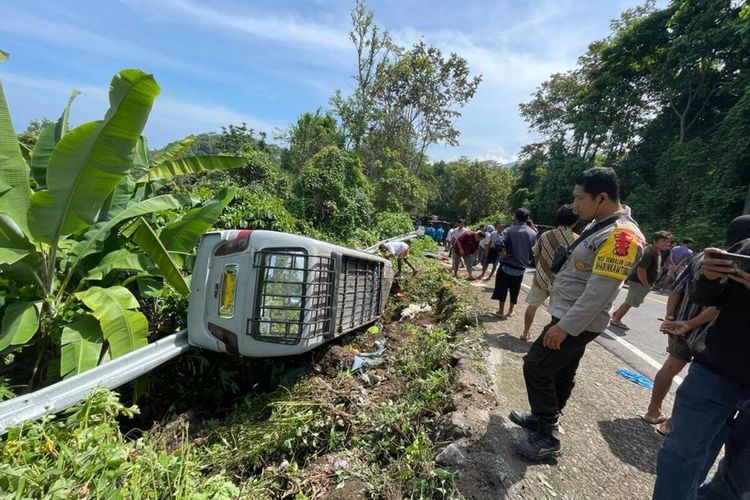 minibus di Sembalun terguling akibat rem blong, Kamis (11/1/2024).