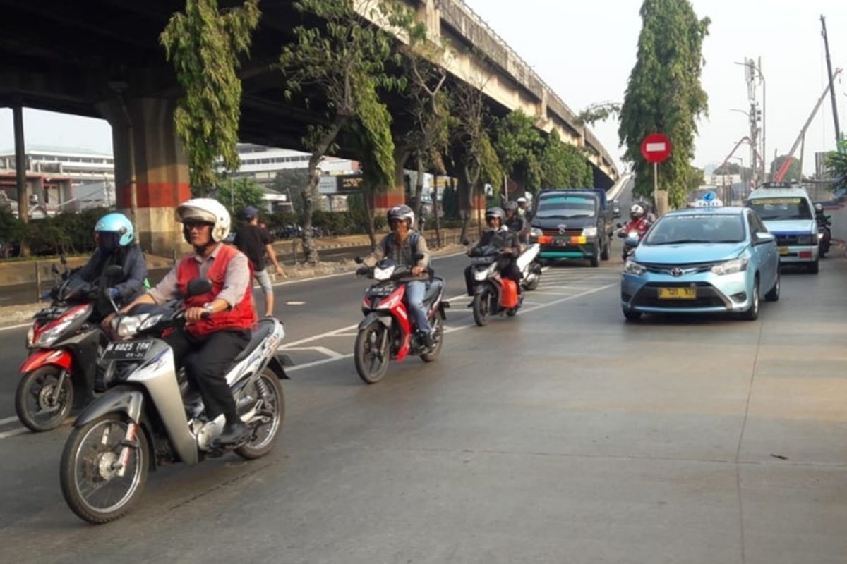 Suasana Jalan DI Panjaitan, Jakarta Timur saat penerapan ganjil genap, Selasa (10/9/2019).