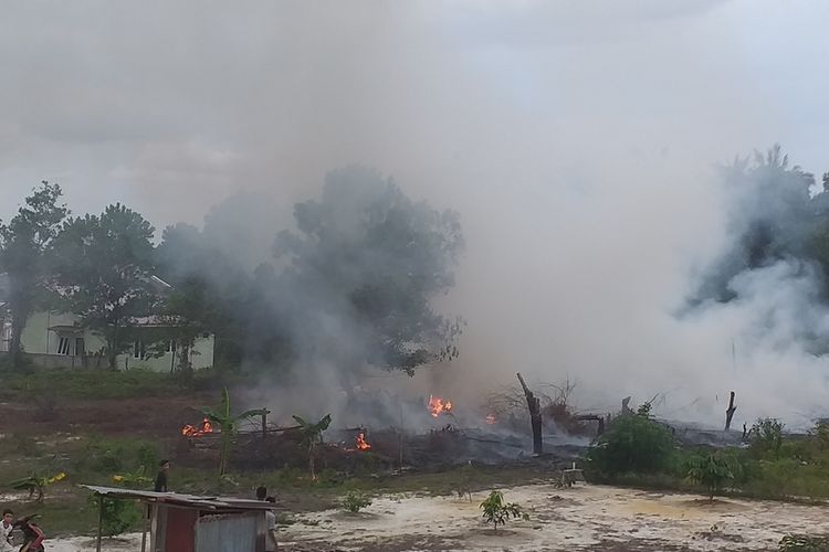 Kebakaran lahan yang terjadi didekat perumahan warga di Jalan Melati, Kelurahan Bina Widya, Kecamatan Tampan, Kota Pekanbaru, Riau, Rabu (8/7/2020).