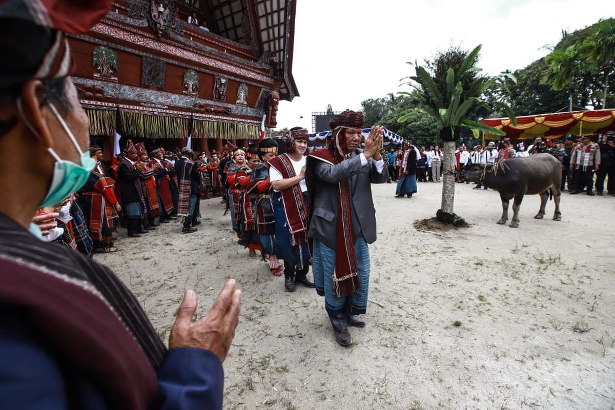 Prosesi pemberian marga Sidabutar kepada Menteri BUMN Erick Thoir di Lopo Hotel, Tomok, Kabupaten Samosir Sumatera Utara, Sabtu (26/11/2022).