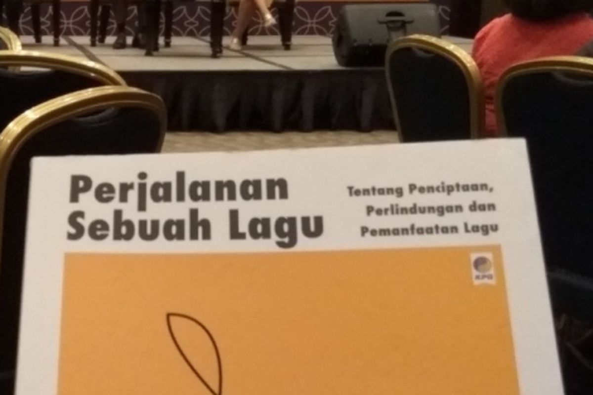 Chandra menulis, ironisnya, bahwa kemajuan teknologi justeru berdampak buruk dengan makin maraknya pembajakan musik, yang bahkan lebih dahsyat dibandingkan pembajakan kaset dan CD di era 80-an sampai 90-an. Apakah Anda, sadar akan hal ini? Lewat buku ini Chandra mengingatkan kesadaran itu!