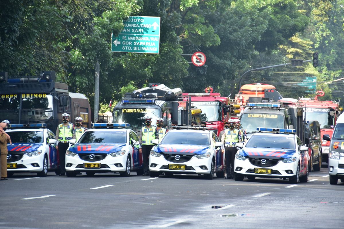 petugas gabungan dari kepolisian, TNI dan Pemda Provinsi Jabar tengah menggelar Apel Operasi Lilin Lodaya di Jalan Diponegoro, Kamis (23/12/2021).