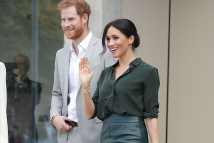 Meghan Markle dan Pangeran Harry saat mengunjungi Sussex, Inggris