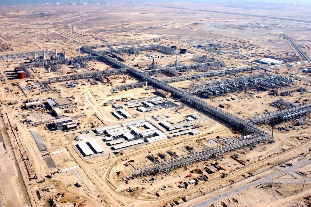 Pemandangan Pabrik Produksi Sentral Qatif selama pembangunannya di awal tahun 2000-an. Selesai dibangun pada tahun 2004, fasilitas ini, menurut Saudi Aramco (2009), memproduksi 800.000 barel per hari dari peremajaan ladang minyak darat Qatif (pertama kali diproduksi pada tahun 1951) dan ladang minyak lepas pantai Ab Safah (pertama kali diproduksi pada tahun 1966). 