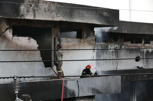 BERITA FOTO: Kebakaran Gudang JNE Pekapuran Depok Padam, Petugas Lakukan Pendinginan