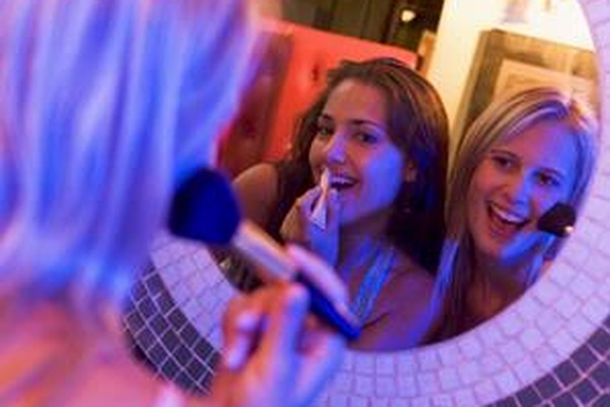 Lebih dari memulas lipstik, sebaiknya lakukan di toilet.