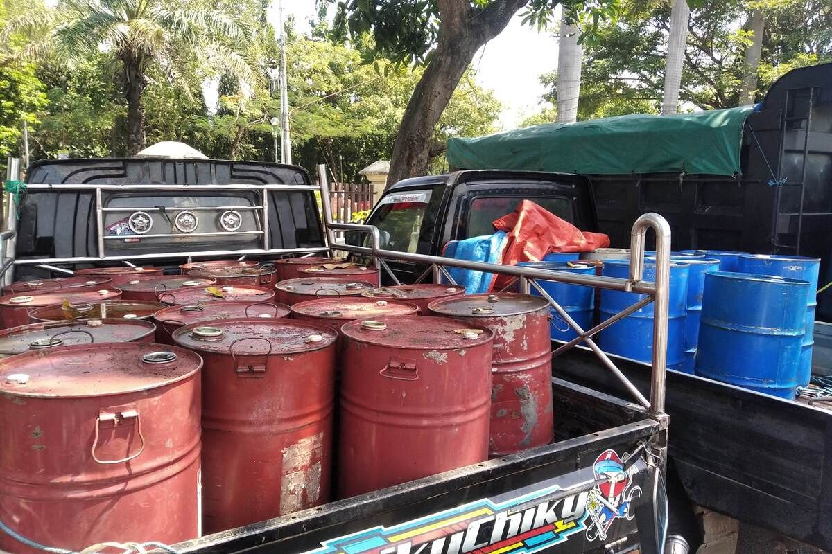 Barang bukti satu ton BBM bersubsidi jenis solar diamankan di Mapolres Nganjuk. Solar ini merupakan barang bukti yang diamankan dari kediaman tersangka RZ