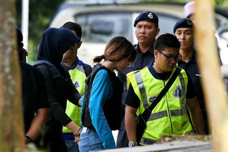 Tersangka kasus pembunuhan Kim Jong Nam, Doan Thi Huong (baju biru) didampingi aparat kepolisian Malaysia menjalani sidang bersama tersangka asal Indonesia Siti Aisyah (tidak ada dalam gambar), di Pengadilan Tinggi Sepang, Selasa (30/5/2017).  