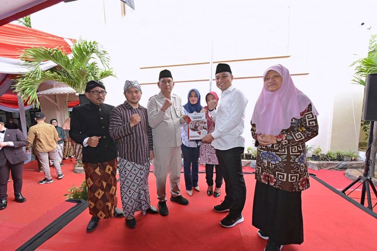 Wali Kota Surabaya Eri Cahyadi bersama pimpinan DPRD Kota Surabaya saat acara peresmian nama SDN Alun-alun Contong menjadi SDN Sulung, Sabtu (17/6/2023).