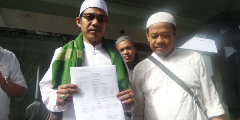 Salman Al Farisi mrlaporkan pakar komunikasi UI Ade Armando atas dugaan penistaan hadis ke Bareskrim Polri, Jakarta, Senin (8/1/2018). 